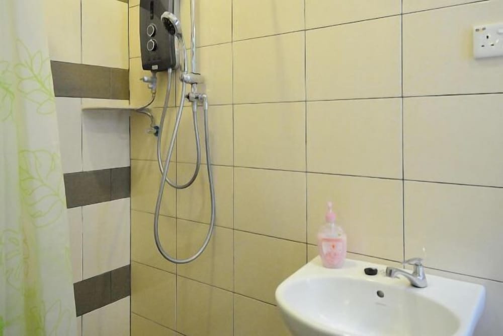 Фото Thirty Three Stewart Houze Guest House