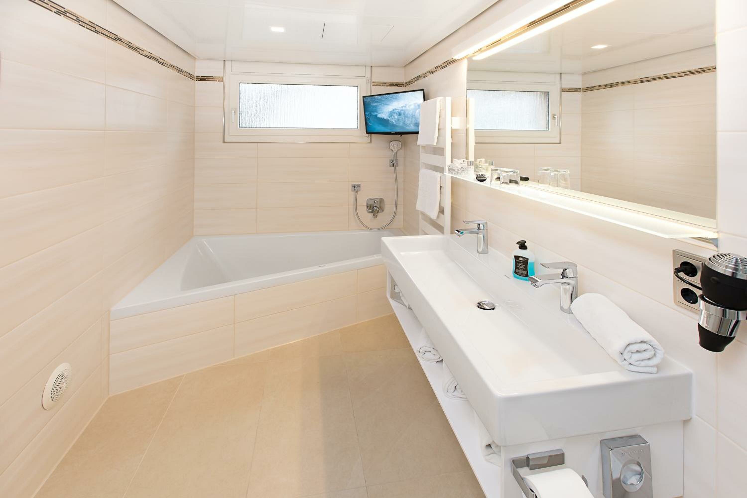 Фото Akzent Hotel Restaurant Altdorfer Hof