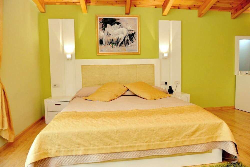 Фото Hotel & Restaurant White City