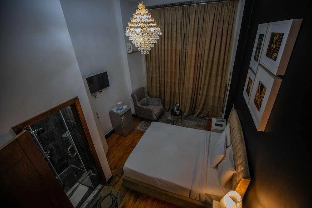 Фото The Square Boutique Hotel