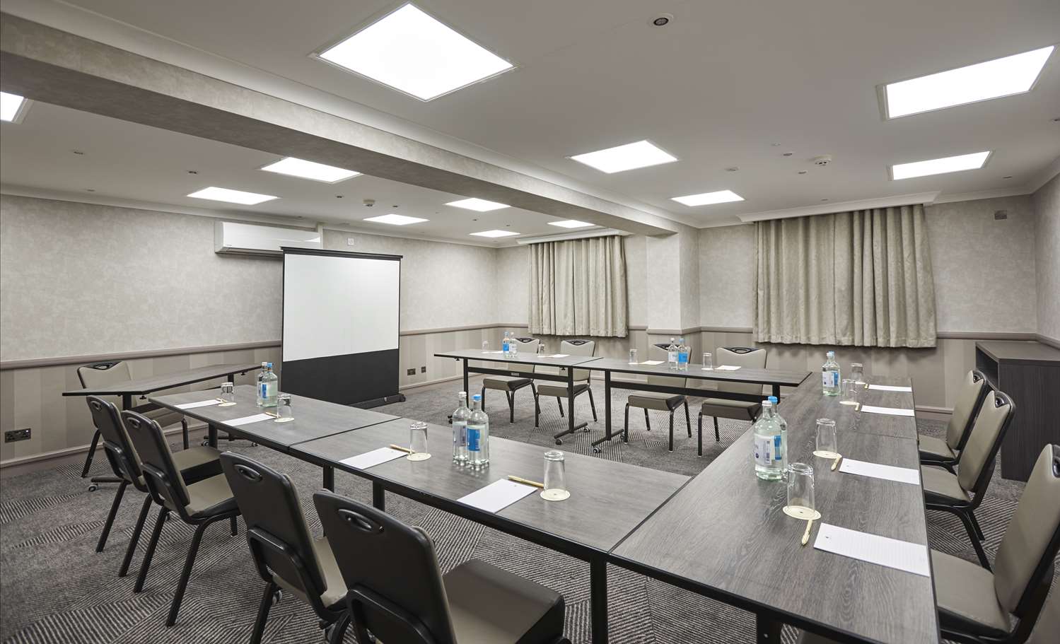 Фото DoubleTree by Hilton Bristol North