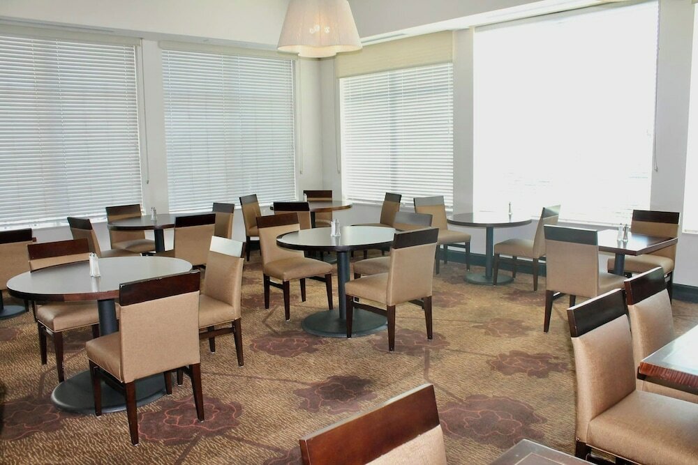 Фото Hilton Garden Inn Edmonton International Airport