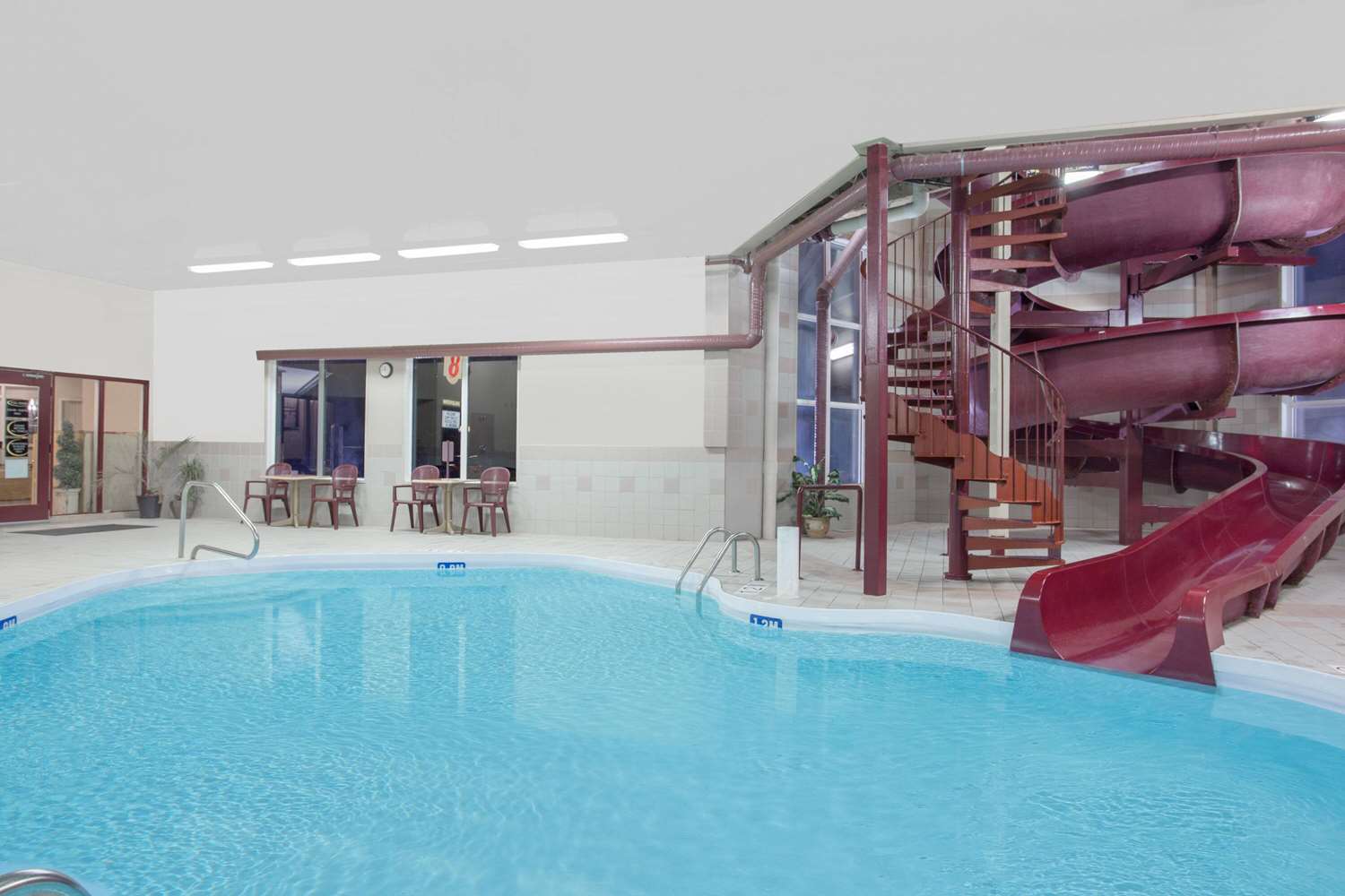 Фото Super 8 by Wyndham Portage La Prairie MB