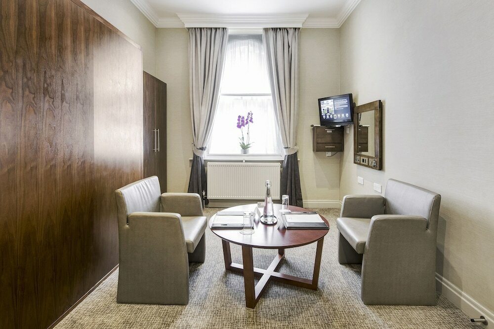 Фото Langham Court Hotel