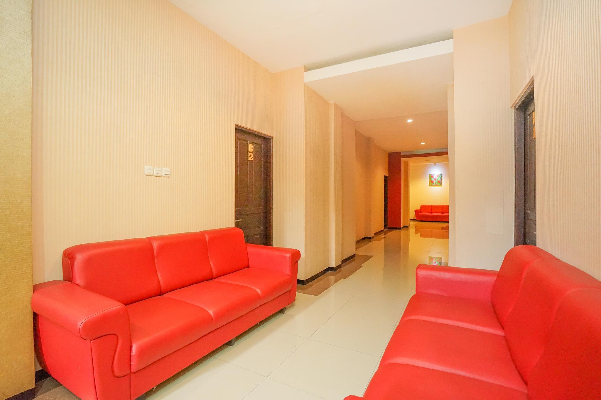 Фото Oyo 282 Putri Utari Guest House