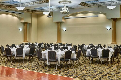 Гостиница Radisson Hotel El Paso Airport by Choice Hotels в Эль-Пасо