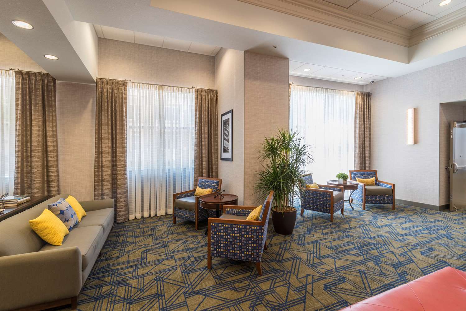 Фото Hampton Inn & Suites Tulsa Downtown