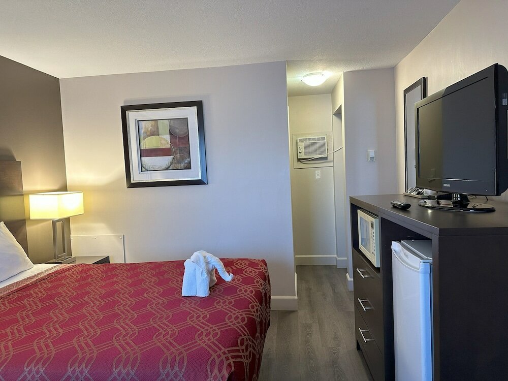 Фото Econo Lodge Inn & Suites Lethbridge