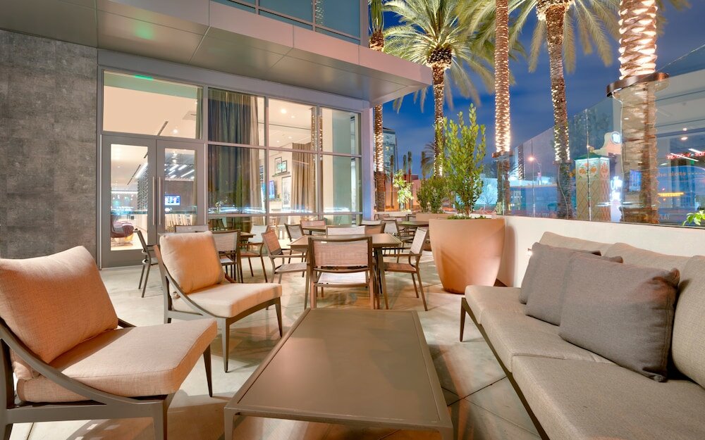 Фото Hampton Inn & Suites Anaheim Resort Convention Center