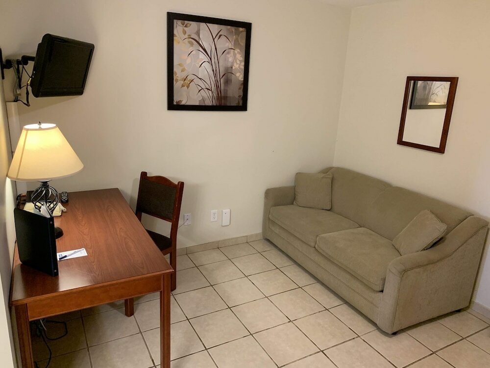 Фото Travelodge by Wyndham Stony Plain