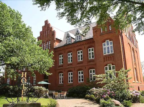 Внешний вид отеля Genießer Hotel Altes Gymnasium в Хузуме, фото 2