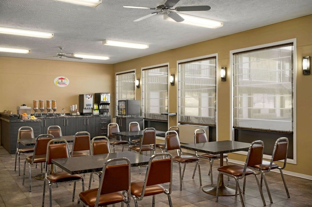 Фото Super 8 by Wyndham Hearst On