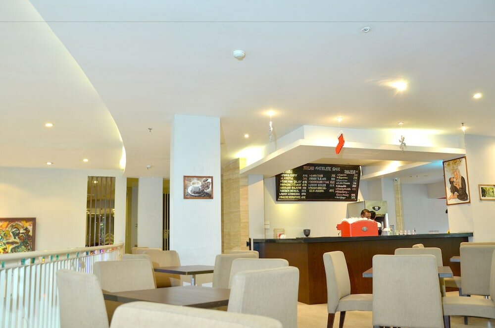 Фото Grand Cakra Hotel
