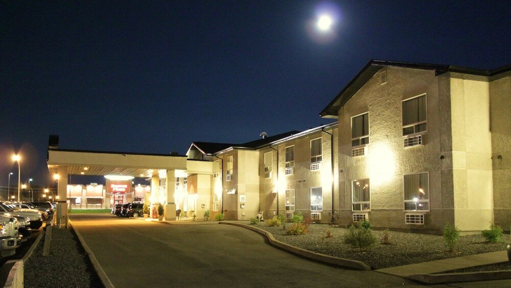 Фото Days Inn & Suites by Wyndham Thompson