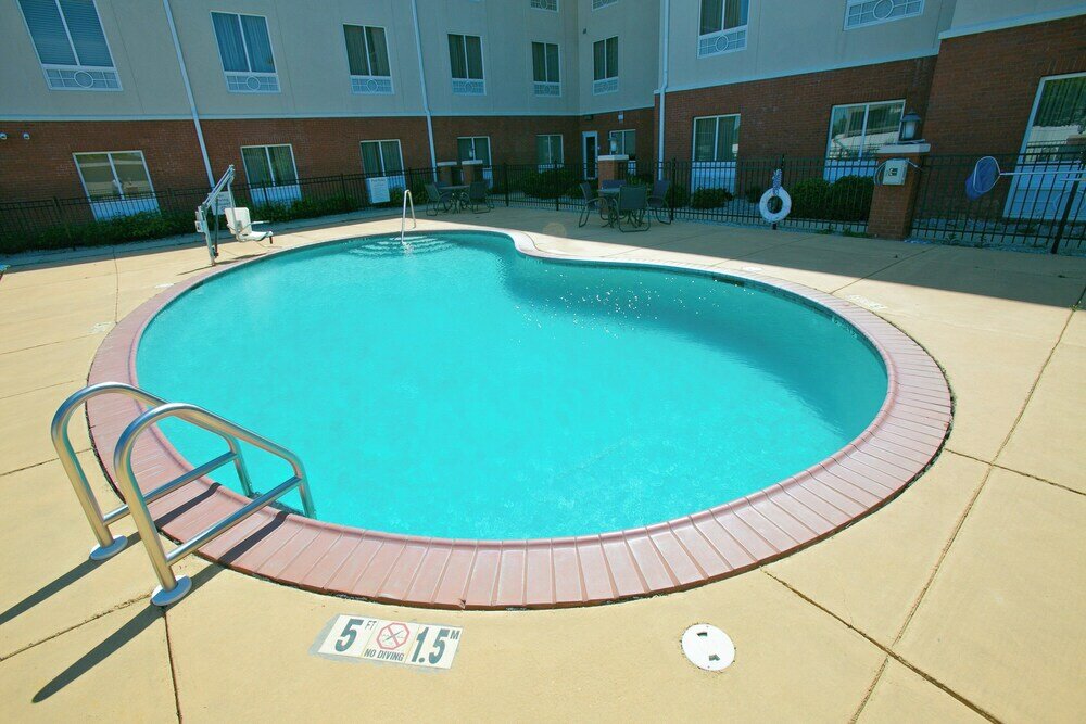 Фото Holiday Inn Express Hotel & Suites Brookhaven, an Ihg Hotel