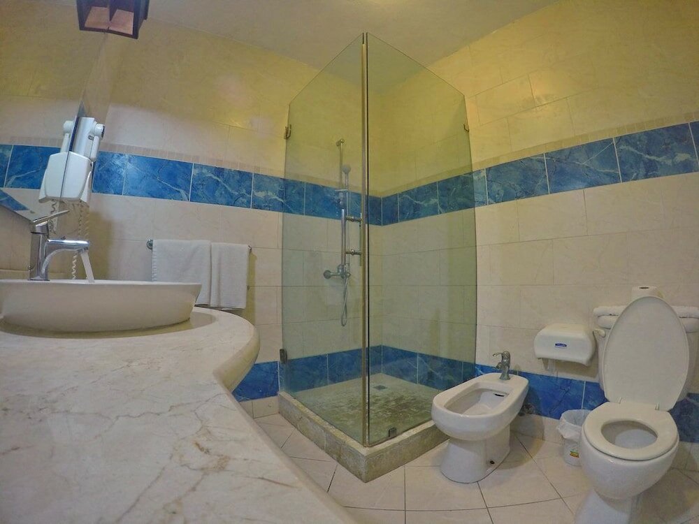 Фото New Garden Hotel