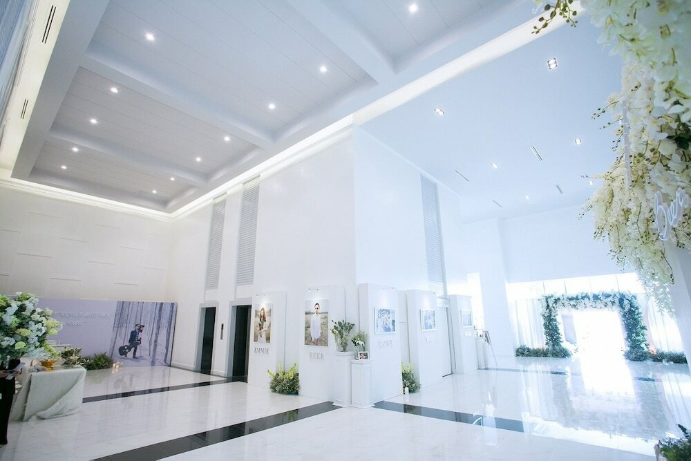 Фото The Vista Hotel