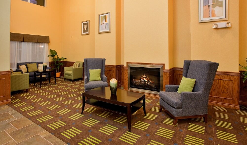 Фото Holiday Inn Express Hotel & Stes Kansas City Sports Complex, an Ihg Hotel