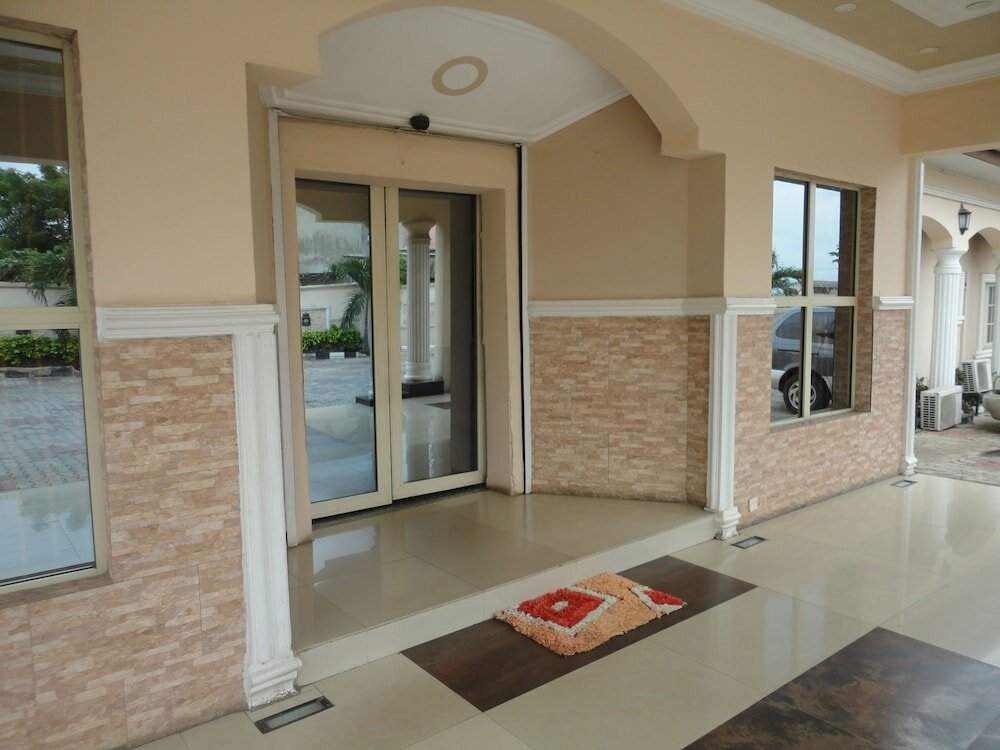 Фото Sdm Tavern and Suites