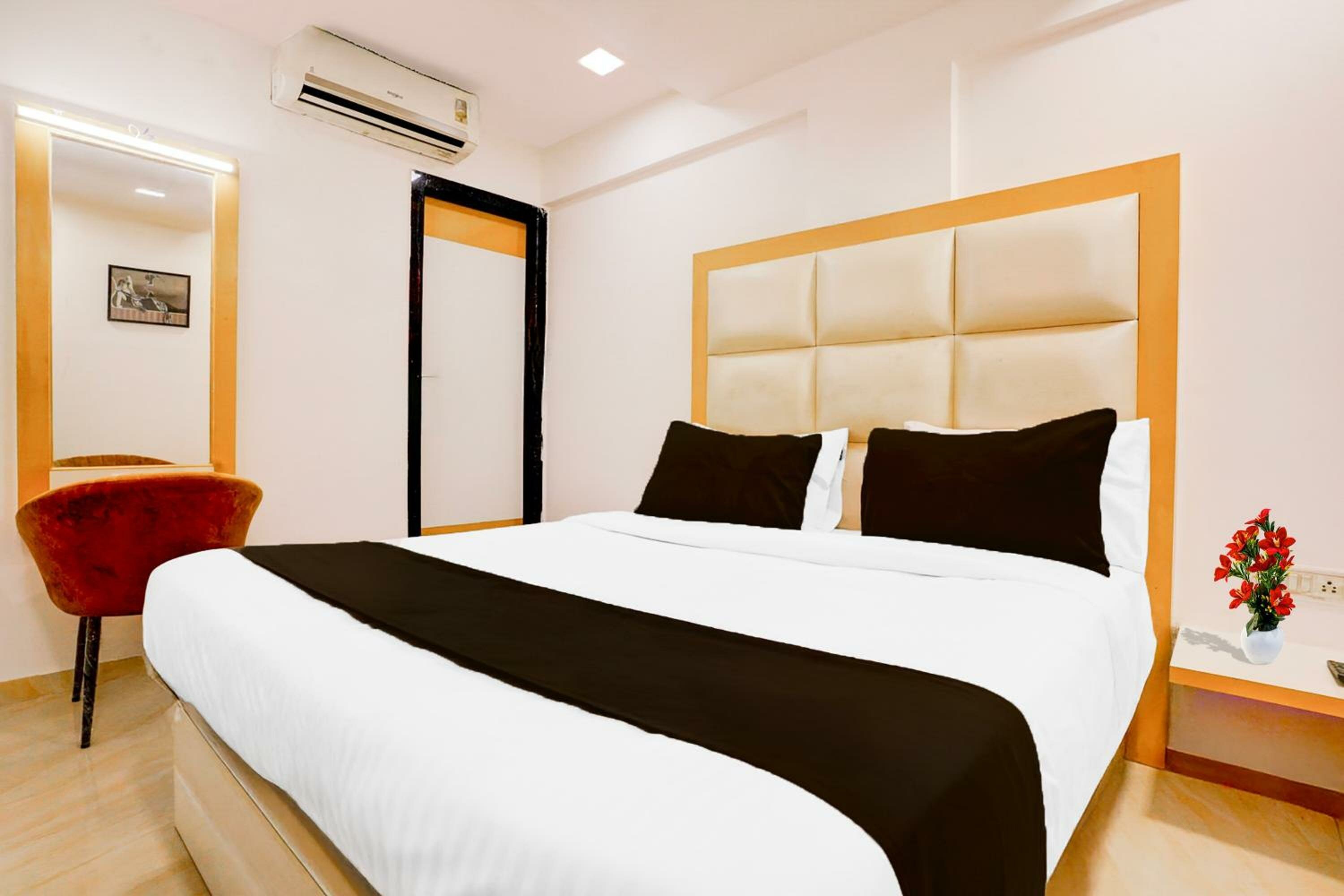 Фото Oyo 11720 Gold Coast Inn