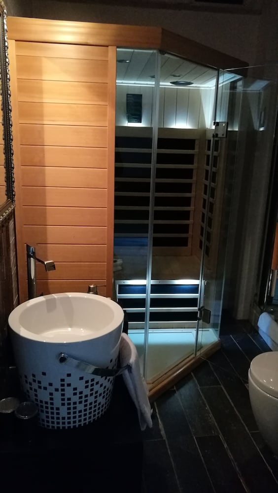 Фото Two Chic Guesthouse