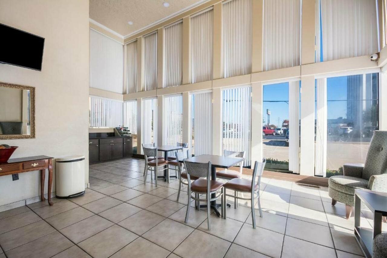 Фото Econo Lodge Inn & Suites