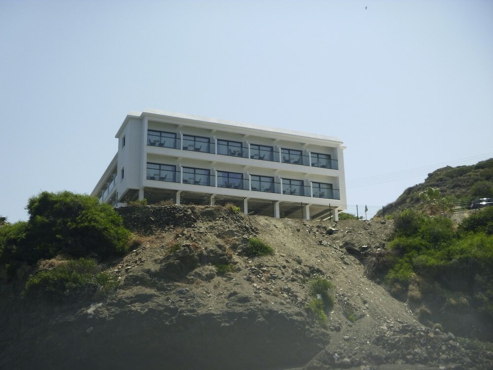 Фото E. J. Pyrgos Bay Hotel