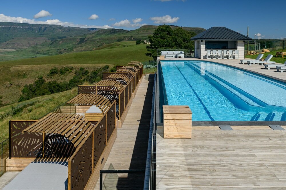 Фото Cayley Mountain Resort