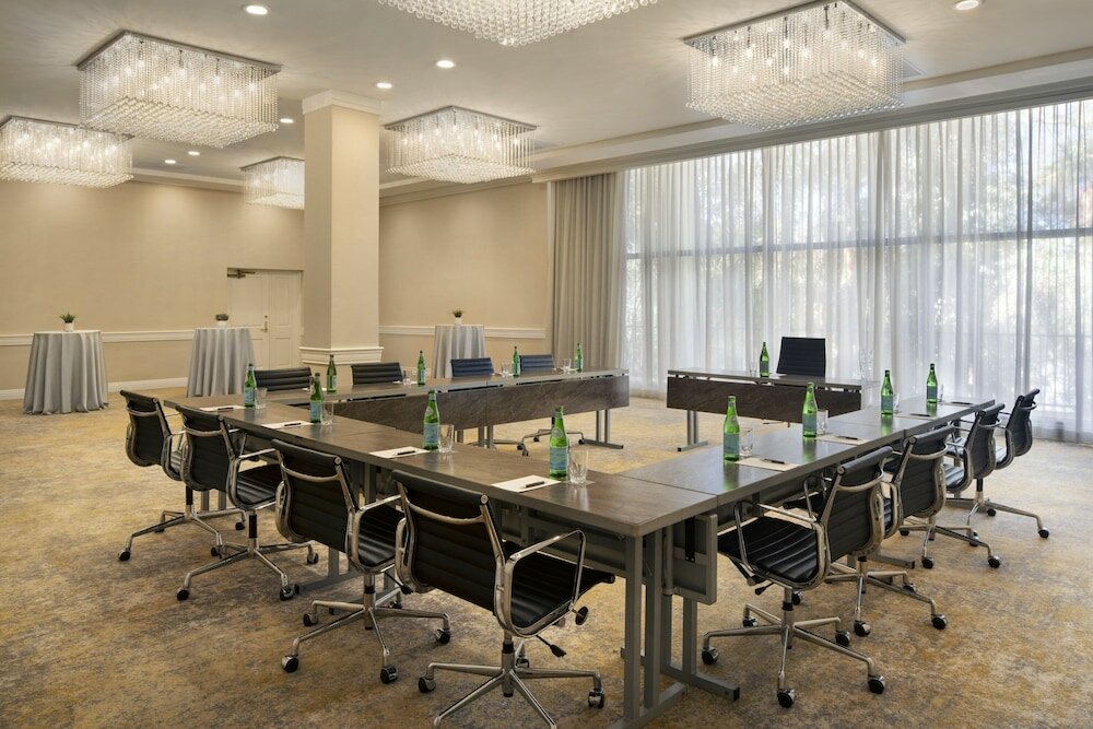 Фото Sheraton Universal Hotel