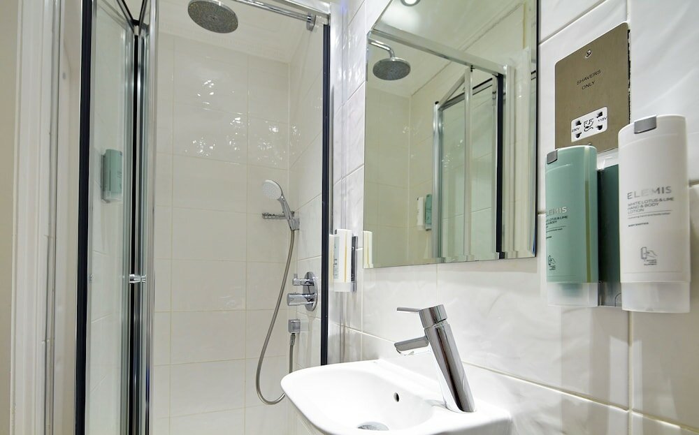 Фото Mandolay Hotel Guildford