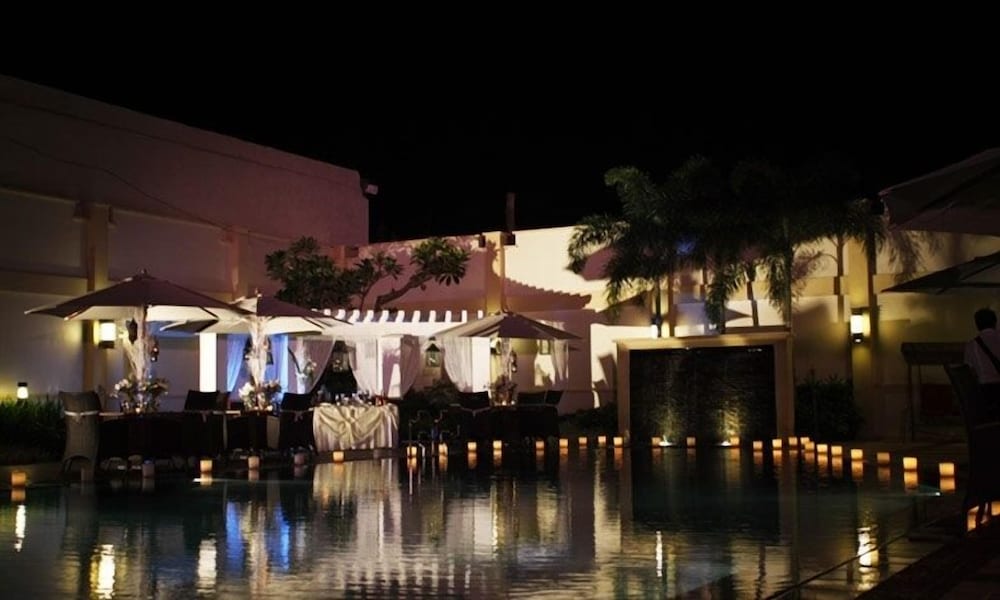 Фото The Avenue Plaza Hotel