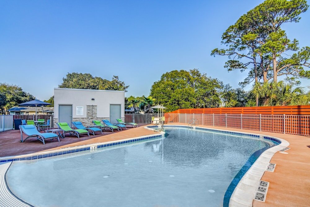 Фото Holiday Inn Express Fort Walton Beach Central, an Ihg Hotel