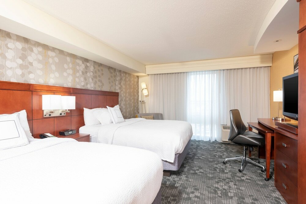 Фото Courtyard Milwaukee Airport