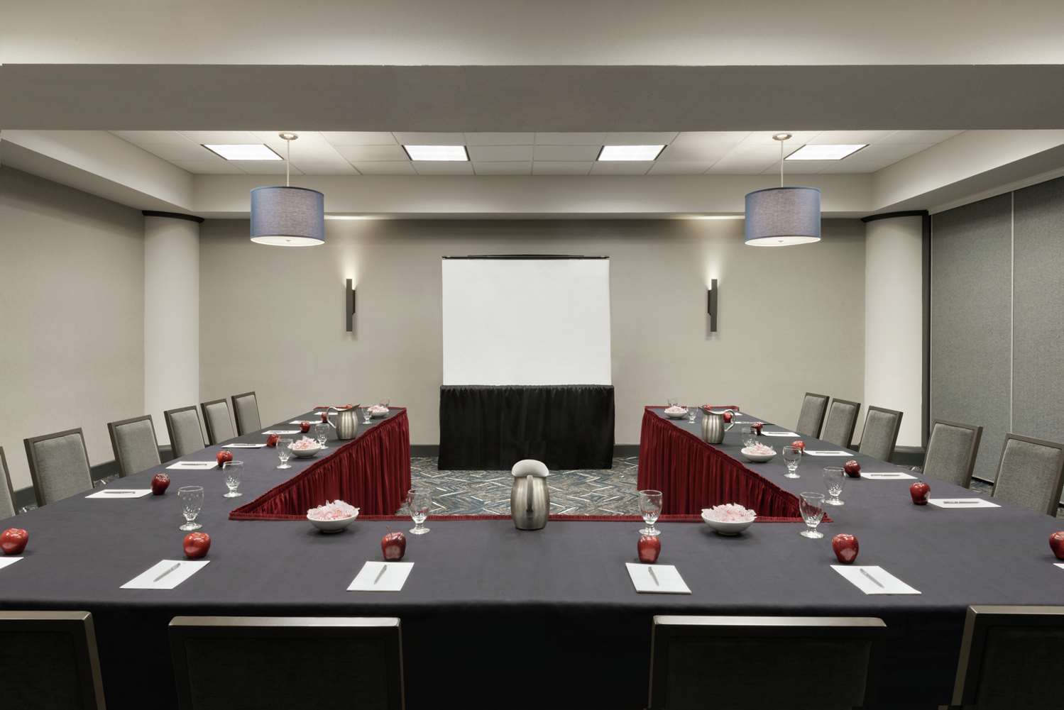 Фото Embassy Suites Indianapolis Downtown