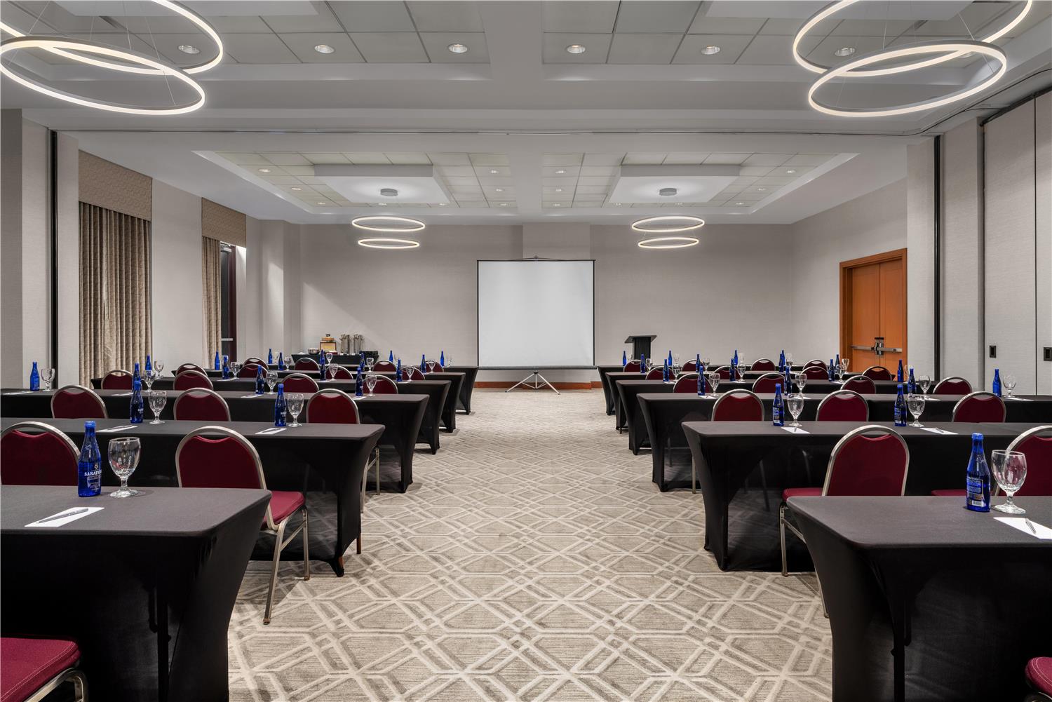 Фото Embassy Suites by Hilton Boston at Logan Airport