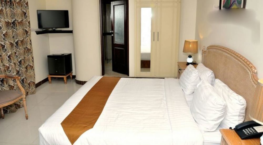 Фото Panoramic Hotel - Mall Road Lahore