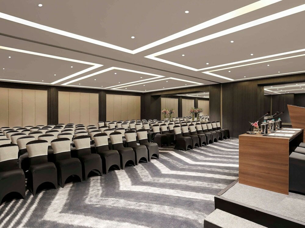 Фото Novotel Chennai Chamiers Road Hotel