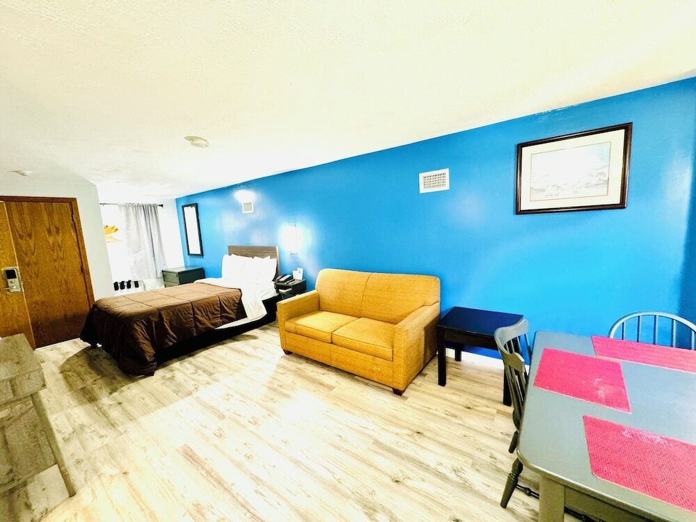 Фото Blue Spruce Motel & Townhouses