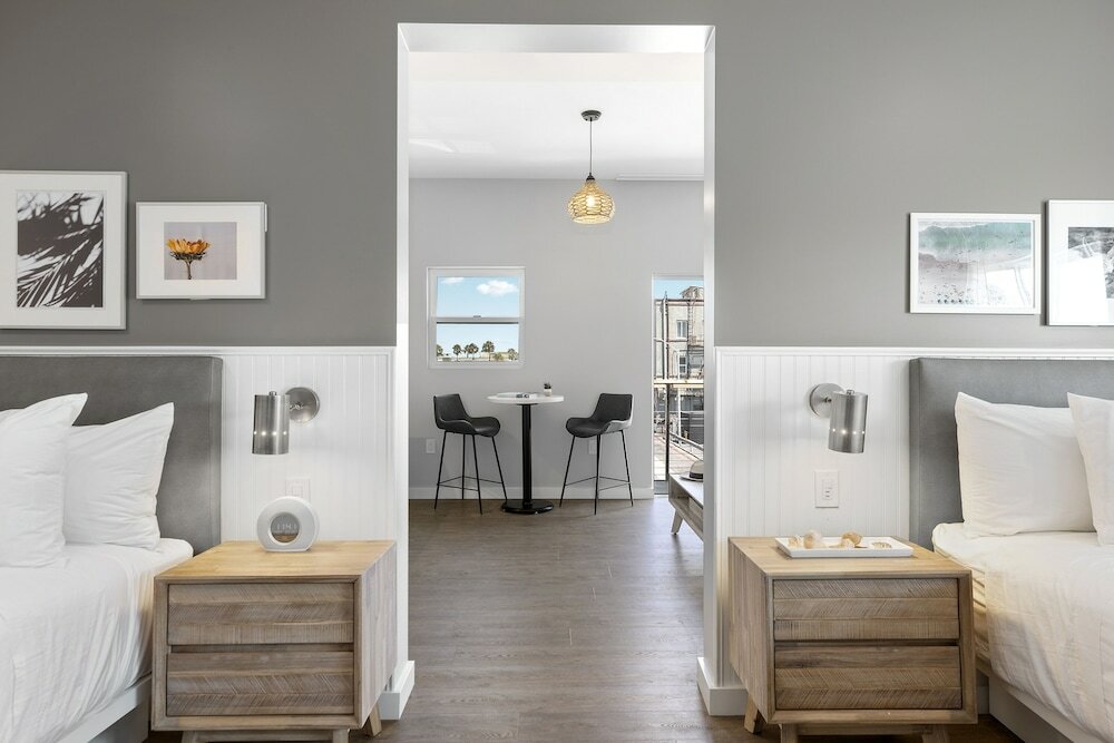 Фото Sea Sprite Oceanfront Hotel