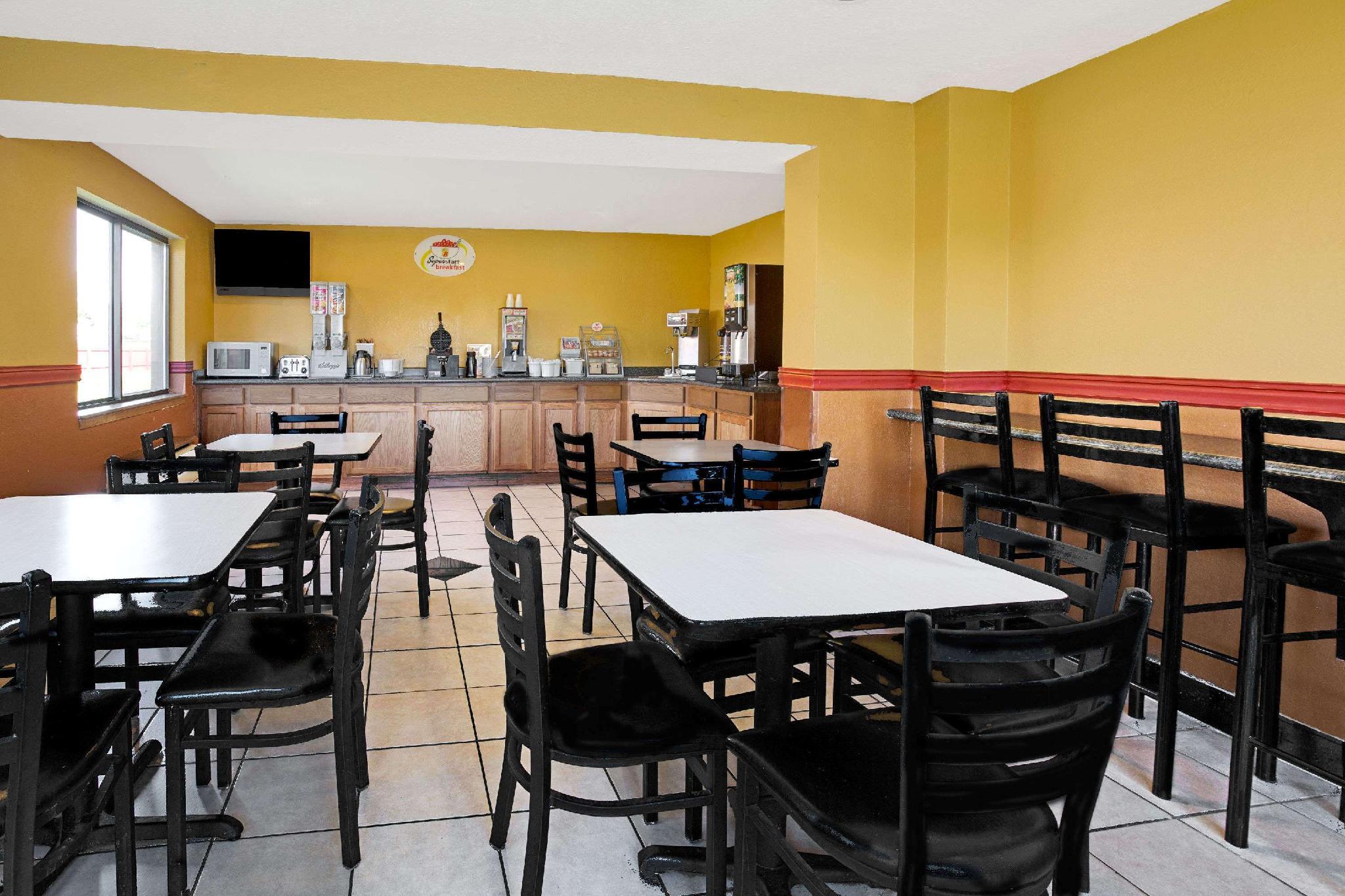 Фото Super 8 by Wyndham Denver Stapleton