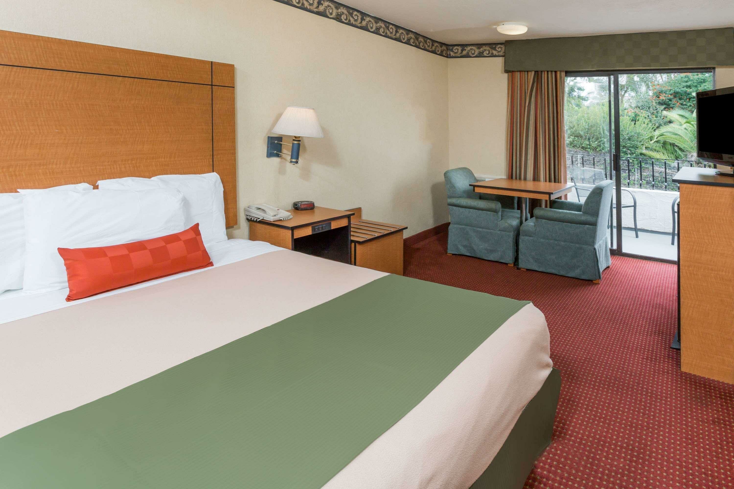 Фото Travelodge by Wyndham San Clemente Beach