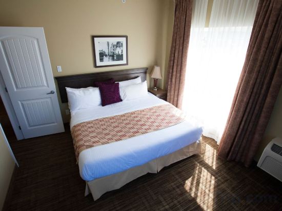 Фото Days Inn by Wyndham Surrey