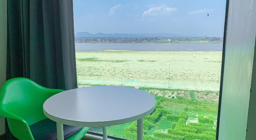 Фото The River Hotel