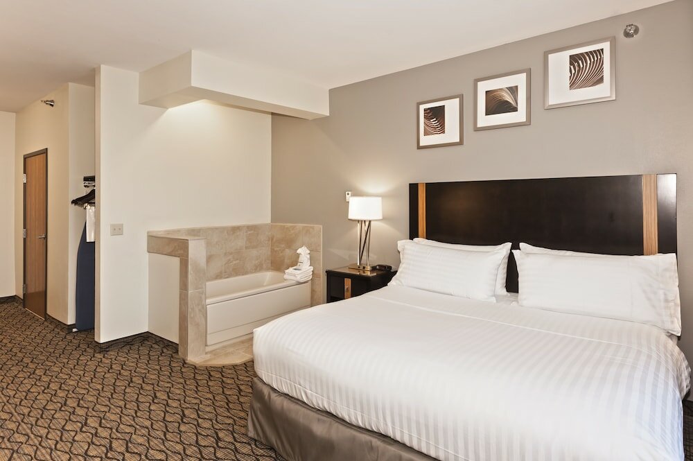 Фото Holiday Inn Express Hotel & Suites Chanhassen, an Ihg Hotel