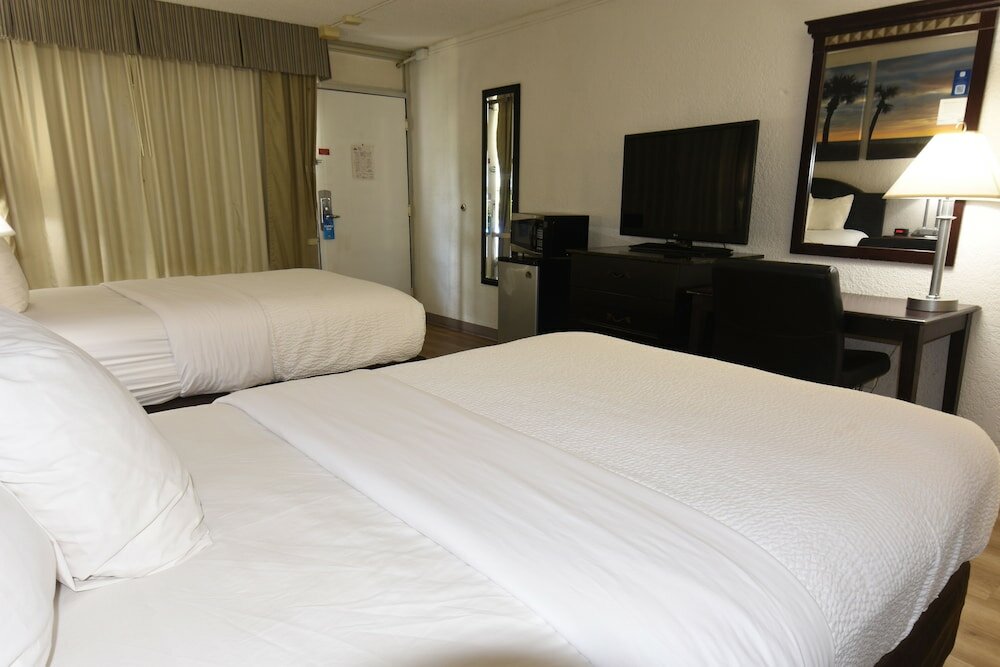 Фото Days Inn by Wyndham Stuart