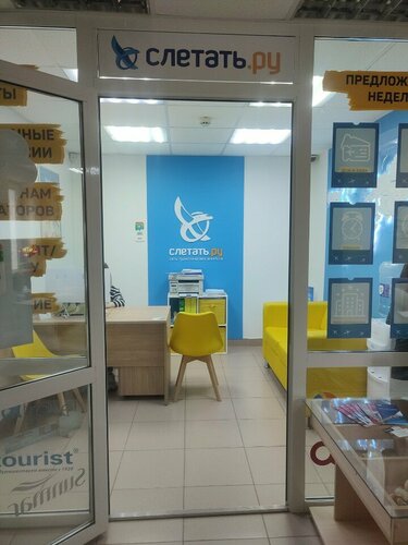 Позадағы жалаңаш қыздар