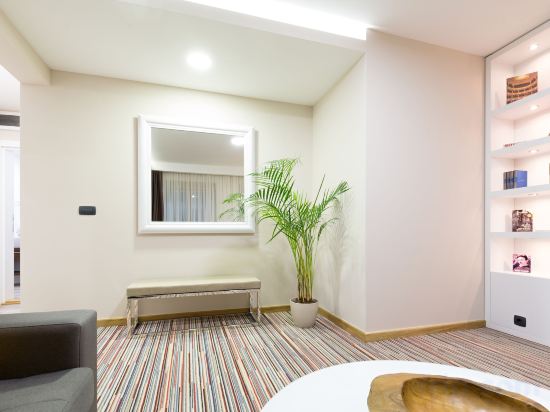 Фото Hotel Tesla Smart Stay