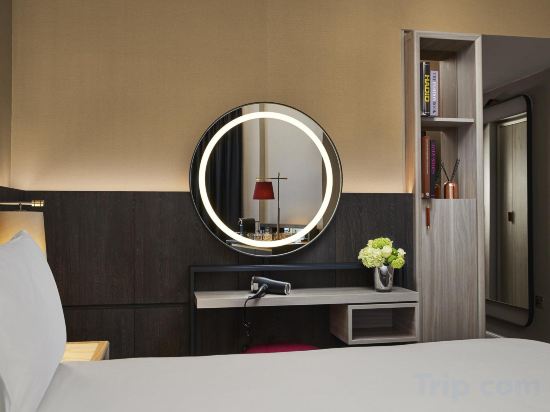 Фото The Trafalgar St. James London, Curio Collection by Hilton