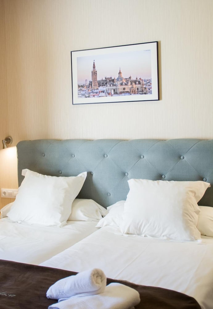 Фото Hotel Plaza Sevilla