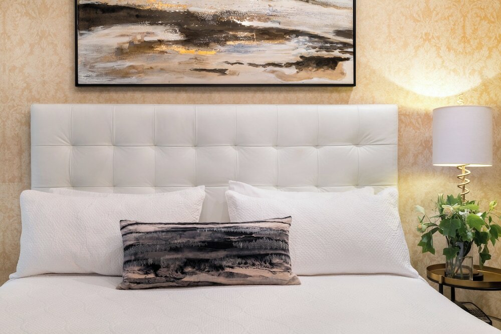 Фото Chateau Inn and Suites